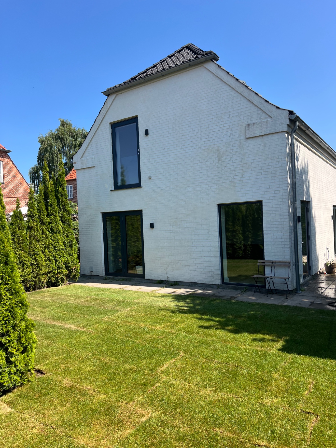 Efter: sammenhængende plæne helt op til terrasse og sokkel